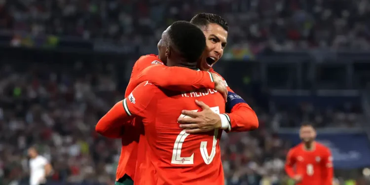 Cristiano Ronaldo faz-se acompanhar por Nuno Mendes como candidato ao…